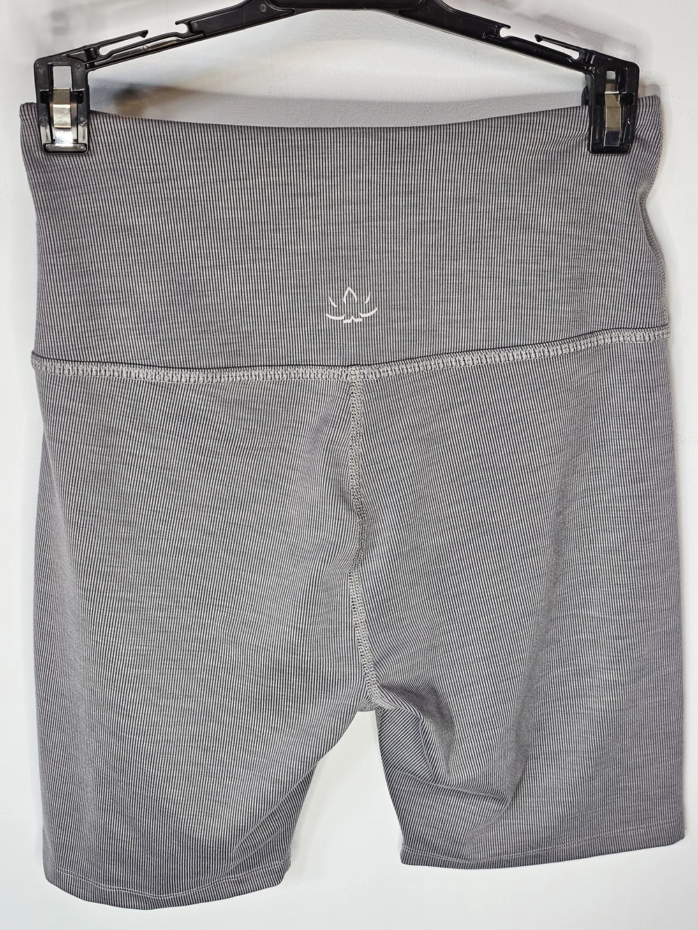 Beyond Yoga Gray Ribbed Stripe High Waist Biker Shorts Size Large - Picture 2 of 6